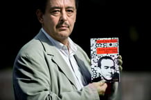 Bachir Ben Barka, le fils de l’opposant marocain enlevé en 1965 et dont le corps n’a jamais été retrouvé, pose avec un livre écrit par son père.