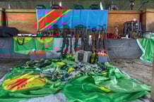 Des armes et des uniformes militaires utilisés par les accusés lors de leur tentative de coup d’État manqué étaient exposés lors d’une audience de verdict à la prison de Ndolo, à Kinshasa, le 13 septembre 2024.