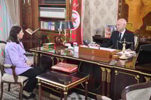 Le président tunisien, Kaïs Saïed, a reçu la cheffe du gouvernement, Sarra Zaafrani, dans son bureau du palais de Carthage, le 8 août 2025. © Présidence de Tunisie