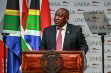 Le président sud-africain, Cyril Ramaphosa, prononce son discours lors de la première Convention nationale, qui marque le début du « dialogue national », à l’Université d’Afrique du Sud (Unisa), à Pretoria, le 15 août 2025. © Phill Magakoe / AFP
