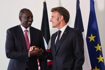 Le président kényan, William Ruto, serre la main de son homologue français, Emmanuel Macron, lors d’une réunion bilatérale en marge de l’Assemblée générale de l’ONU, à New York, le 24 septembre 2025.