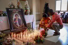 Hommage au journaliste Martinez Zogo devant Radio Amplitude à Yaoundé, le 23 janvier 2023.