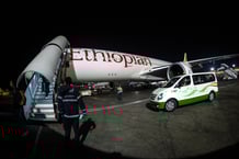 Le personnel au sol d'Ethiopian Airlines aide les passagers à débarquer d'un Airbus A350-900 à l'aéroport international de Bole à Addis-Abeba, en Éthiopie, le 7 février 2024.