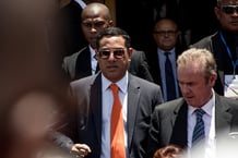 Mamy Ravatomanga (au centre), homme d'affaires et l'un des principaux soutiens financiers d'Andry Rajoelina, s'en va après avoir assisté à la cérémonie d'investiture d'Andry Rajoelina en tant que président de la République de Madagascar au stade Mahamasina d'Antananarivo le 19 janvier 2019.