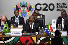 Le président sud-africain Cyril Ramaphosa prononce le discours d’ouverture de la séance plénière du Sommet des dirigeants du G20, qu’il préside, à Johannesburg, le 22 novembre 2025. © AFP