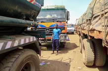 Un chauffeur routier, debout entre des camions, à la frontière de Garoua-Boulaï, au Cameroun, le 8 janvier 2021.