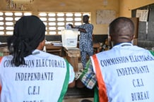 Des représentants de la Commission électorale indépendante de Côte d’Ivoire (CEI), dans un bureau de vote d’Agboville le 25 octobre 2025, lors de l’élection présidentielle. © ISSOUF SANOGO/AFP