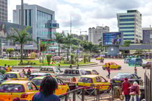 Un panneau d’affichage numérique diffuse un message du président Paul Biya à Yaoundé, au Cameroun, le 12 septembre 2025.