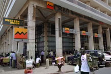 Le 17 décembre 2025, Fitch Ratings a relevé la note du groupe CBAO, leader incontesté au Sénégal, mettant en avant la « réduction de la contribution des activités extérieures les plus vulnérables aux actifs et aux revenus totaux du groupe ».