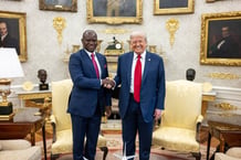 Le président gabonais, Brice Clotaire Oligui Nguema, et son homologue américain Donald Trump dans le Bureau ovale, le 9 juillet 2025.