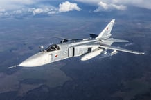Bombardier de première ligne Su-24M de la marine russe s’approchant d’un avion ravitailleur, dans la région de Kaliningrad, en Russie.