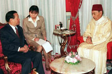 Le ministre chinois des Affaires étrangères, Qian Qichen (gauche) et le le roi du Maroc, Hassan II, à Rabat le 8 janvier 1998.