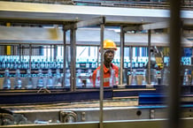 Unité d’embouteillage de Castel, dans la zone industrielle de Yopougon à Abidjan, en mars 2016.