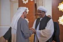 Le général Mohamed Hamdan Daglo « Hemeti » (à droite) présente ses condoléances au cheikh Mohamed bin Zayed al-Nahyan, président des Émirats arabes unis et souverain d’Abou Dhabi, à l’aéroport présidentiel d’Abou Dhabi, le 15 mai 2022. © Photo par RASHED AL-MANSOORI / MINISTRY OF PRESIDENTIAL AFFAIRS – ABU DHABI / AFP