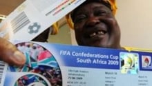 Un heureux propriétaire d’un billet pour un match du Mondial, le 29 avril 2009 à Johannesburg © AFP