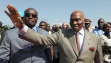 Abdoulaye Wade salue la foule lors du lancement des travaux d’une autoroute, en février 2010. © AFP