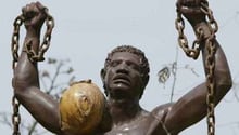 La statue symbolisant la libération de l’esclavage à Gorée près de Dakar. © AFP