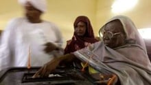 Vote d’une Soudanaise le 12 avril 2010 à Hosh Bannaga. © AFP