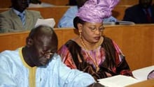 Deux députés sénégalais, le 8 avril 2008 dans l’hémicycle de l’Assemblée nationale à Dakar. © AFP