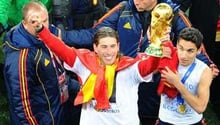 Sergio Ramos, défenseur de l’Espagne, brandit la Coupe du Monde à Soweto, le 11 juillet 2010. © AFP