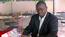 Le journaliste sénégalais Abdou Latif Coulibaly, le 11 août 2003 à Dakar. © AFP