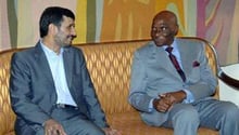 Mahmoud Ahmadinejad, reçu par son homologue sénégalais Abdoulaye Wade, en 2009 à Dakar. © AFP