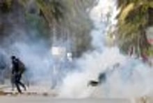 Tunisie: élections anticipées, gouvernement limogé, la police disperse les manifestants © AFP