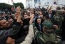 Le gouvernement tunisien toujours contesté par la rue malgré des démissions en cascade © AFP