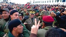 Le général Rachid Ammar au milieu de la foule, à Tunis. © Amine Landoulsi/www.imagesdetunisie.com