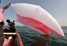 Le Sénégal teste le « cerf-volant de survie » pour ses pêcheurs © AFP