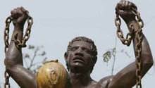 Sculpture d’un esclave qui se libère des chaînes de la traite négrière à Gorée. © AFP