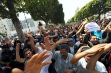 Nouvelles manifestations et regain de violence à Tunis après le couvre-feu © AFP