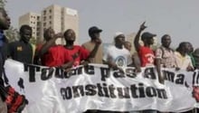 Manifestation contre un projet de réforme de la Constitution, le 23 juin 2011 à Dakar. © AFP