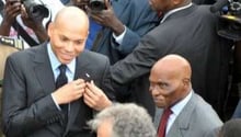 Le président Abdoulaye Wade (D) et son fils Karim (C), mle 19 janvier 2011 à Dakar. © AFP