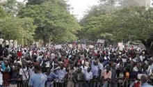 Manifestation devant le Parlement à Dakar, le 23 juin 2011. © AFP