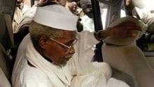 Hissène Habré quitte le tribunal de Dakar, le 25 novembre 2005. © AFP