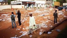Le 28 juin, des émeutiers s’en sont pris à une agence de la Senelec à Dakar. © Finbarr O’Rreilly/REUTERS
