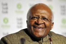 Une proposition de Desmond Tutu de taxer les blancs tourne au débat racial © AFP