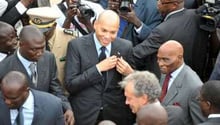 Le président sénégalais Abdoulaye Wade (D) et son fils Karim (C), le 19 janvier 2011 à Dakar. © Seyllou Diallo/AFP