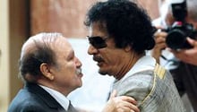 Abdelaziz Bouteflika et Mouammar Kaddafi, en octobre 2010 à Syrte, en Libye. © Khaled Desouki/AFP