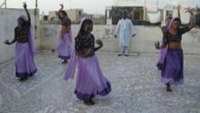 Danseuses sénégalaises sur le toit de l’association © Aurélie Fontaine, pour jeuneafrique.com