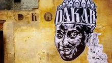 Imprimés sur du papier, les dessins des artistes couvrent les murs de Dakar. © DKR