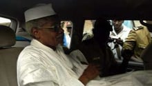 Hissène Habré quitte le tribunal, le 25 novembre 2005 à Dakar, au Sénégal. © AFP