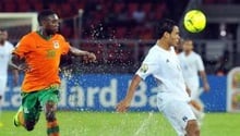 Le Zambien Emmanuel Mayuka (g) lors du match contre la Libye le 25 janvier 2012. © AFP