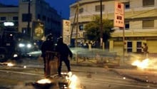 Des policiers dispersent avec une lance à eau les manifestants, le 31 janvier 2012 à Dakar. © AFP