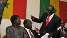 Idrissa Seck (2e D), Ousmane Tanor Dieng (G),et Moustapha Niasse,le 4 février 2012 à Dakar. © AFP