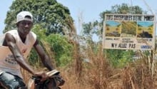 Un homme passe devant une zone pouvant contenir des mines à Ziguinchor en mai 2008. © AFP