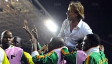 Hervé Renard porté par ses joueurs après la victoire de la Zambie en finale de la CAN 2012. © AFP