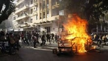 Affrontements entre policiers et des manifestants, le 18 février 2012 à Dakar. © AFP