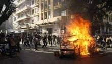 Affrontements entre des policiers et des manifestants, le 18 février 2012 à Dakar. © AFP